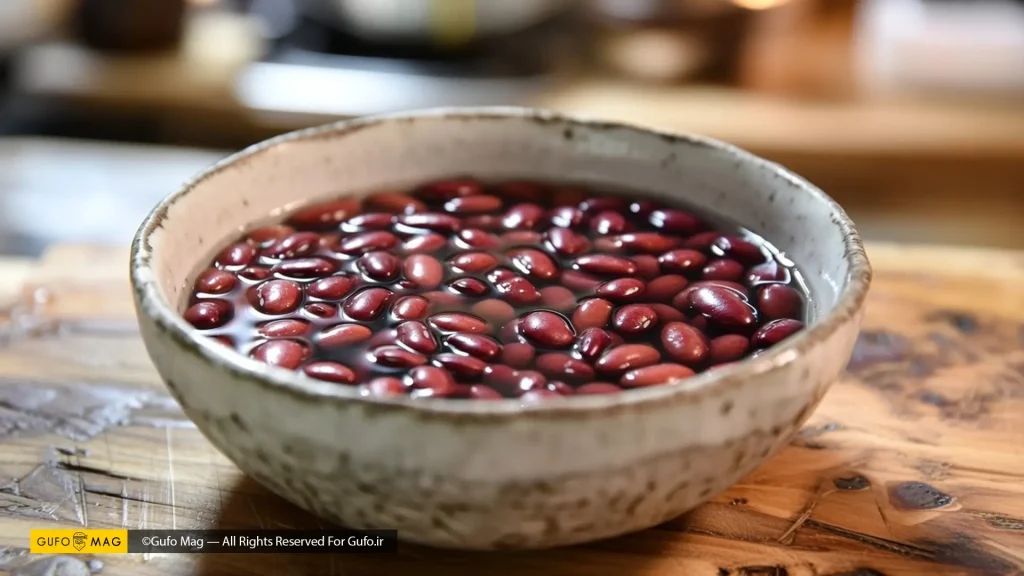 خیساندن لوبیا چیتی برای قورمه سبزی از شب قبل جهت کاهش نفخ و پخت سریع‌تر