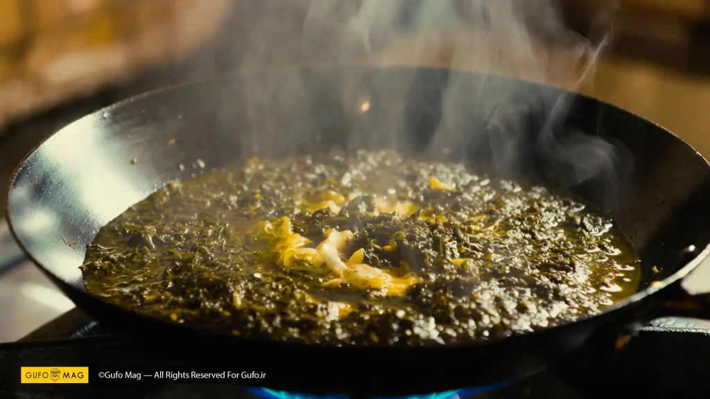 سرخ کردن سبزی قورمه (تره، جعفری، شنبلیله، گشنیز) با حرارت ملایم تا رنگ تیره