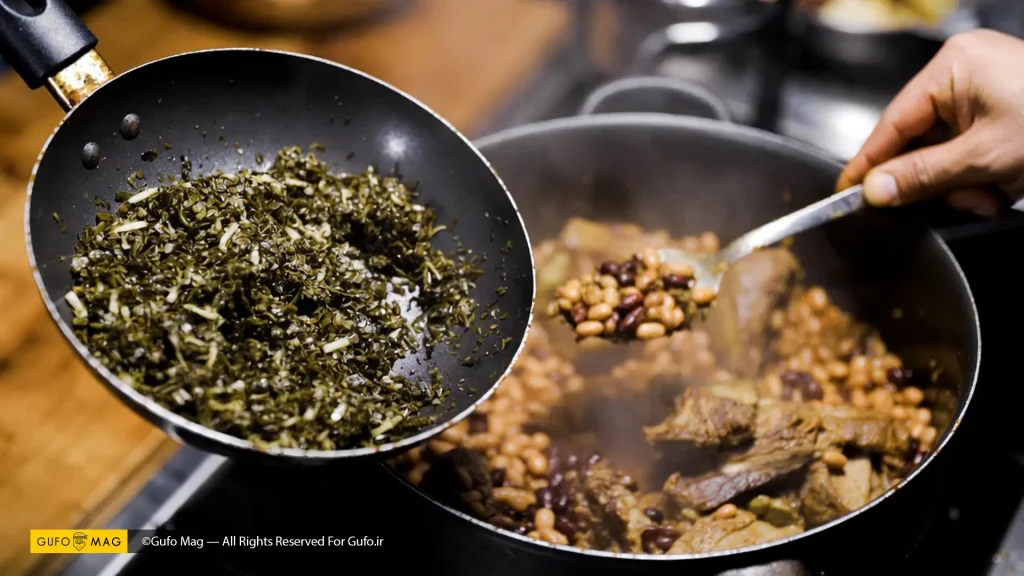 سبزی قورمه سرخ‌شده تیره و معطر آماده اضافه شدن به خورش برای رنگ و طعم عالی