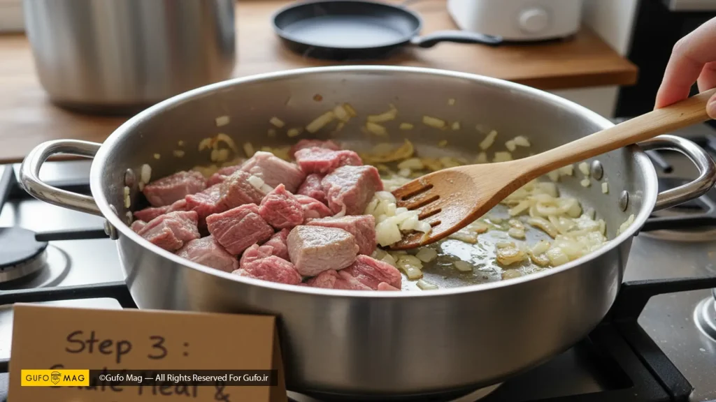 مرحله سوم؛ تفت دادن پیاز و اضافه کردن گوشت