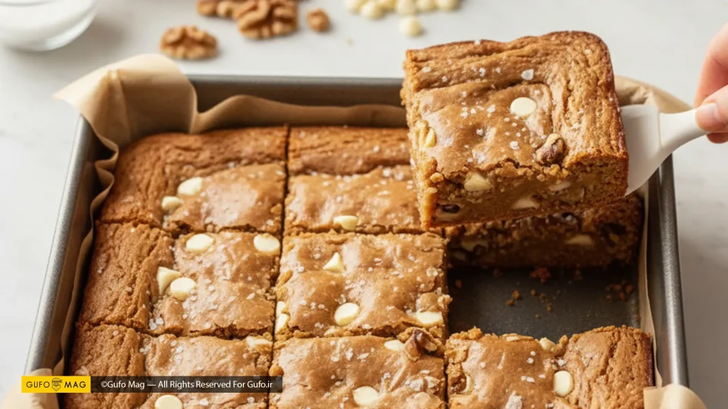برشهای بلوندی طلایی رنگ با بافتی جویدنی و چیپس شکلات سفید و گردو