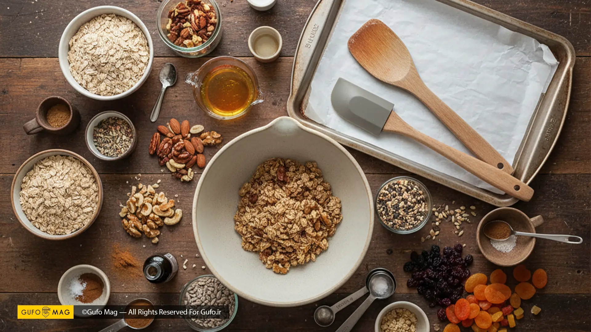 مواد لازم برای تهیه گرانولا، شامل جو دوسر، انواع مغز، دانه‌ها، عسل، وانیل و دارچین