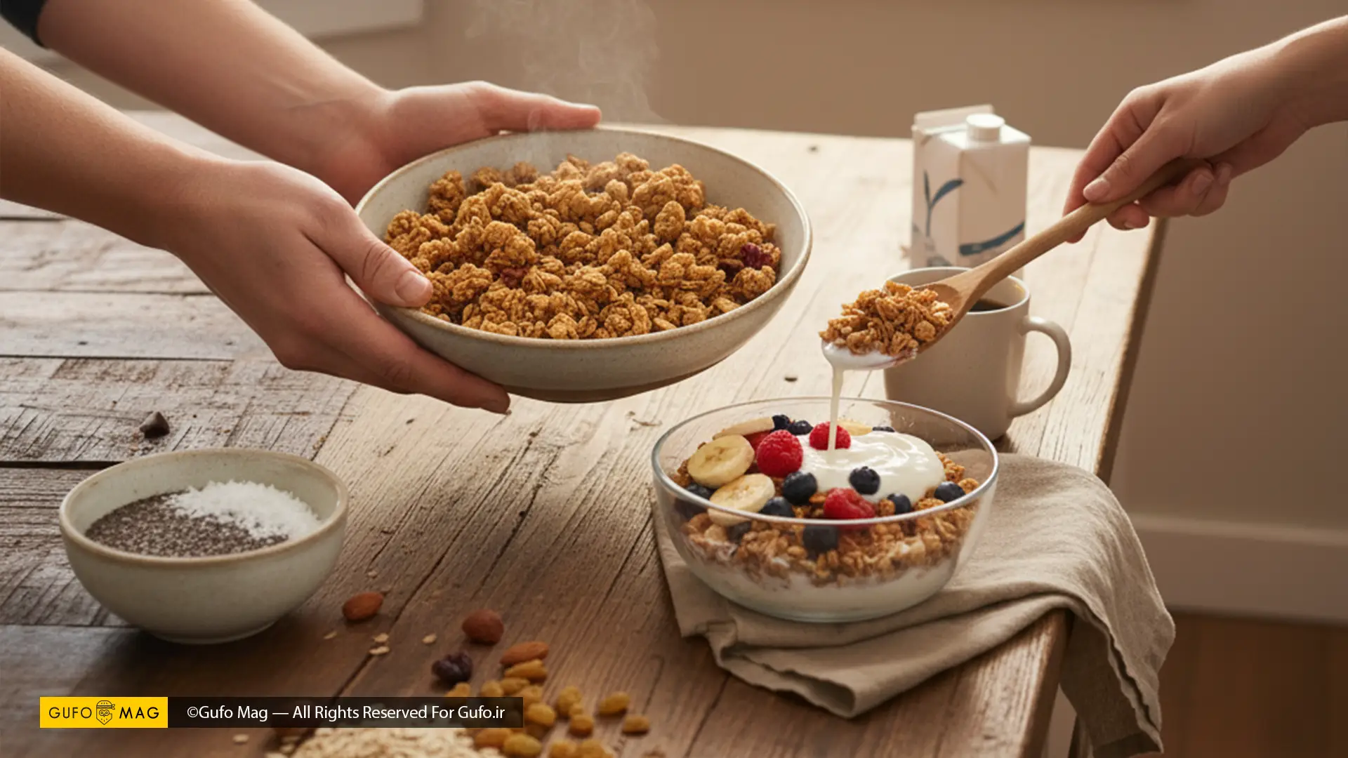 سرو گرانولای تازه از یک کاسه بزرگ، با یک کاسه گرانولا همراه ماست و میوه‌های تازه