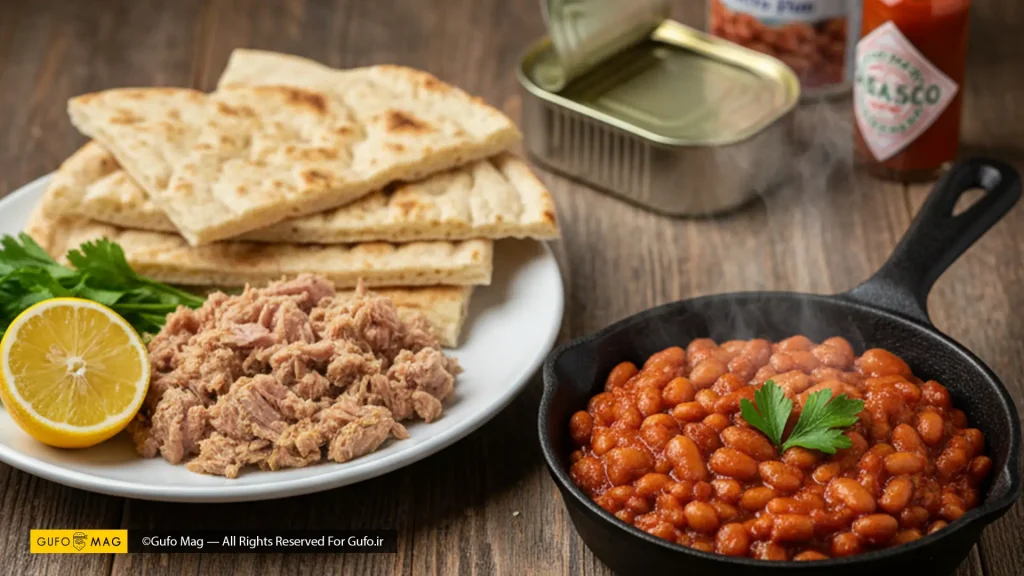 یک وعده غذای سریع شامل تن ماهی و خوراک لوبیا به همراه نان و لیمو