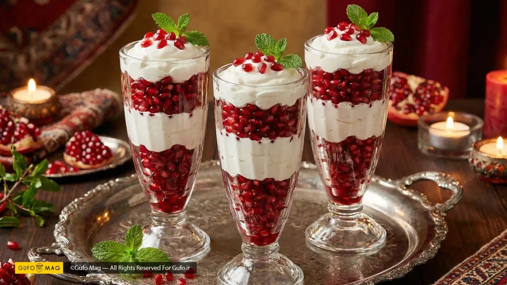 دسر انار و خامه در جامهای شیشهای بلند آماده برای پذیرایی شب یلدا