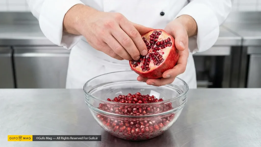 جداسازی حرفهای دانههای انار توسط سرآشپز روی کاسه شیشهای
