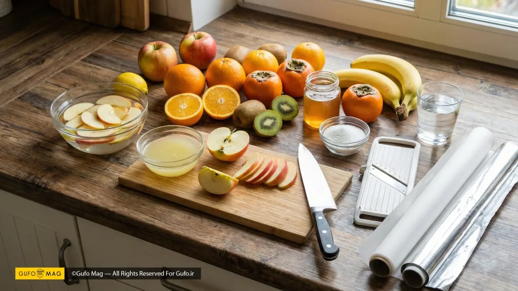 مواد اولیه، میوههای تازه، و ابزار برش مانند ماندولین برای تهیه چیپس میوه خانگی