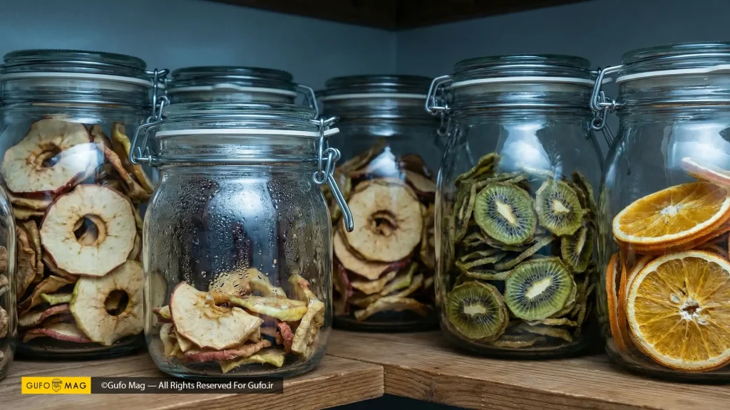 نگهداری چیپسهای میوه خشک شده (سیب، پرتقال، کیوی) در ظروف شیشهای دربدار در قفسه