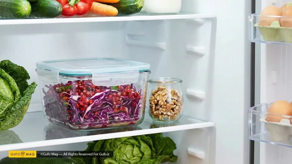 سالاد کلم قرمز و انار آماده شده در ظرف مناسب برای نگهداری در یخچال