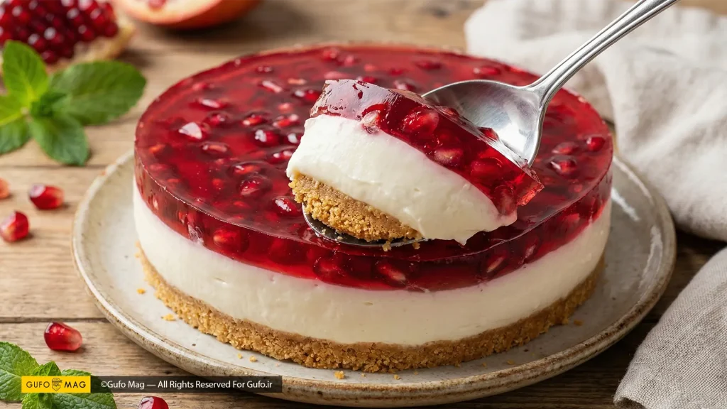 چیزکیک انار یخچالی با لایه ژلهای شفاف و بافت خامهای لطیف