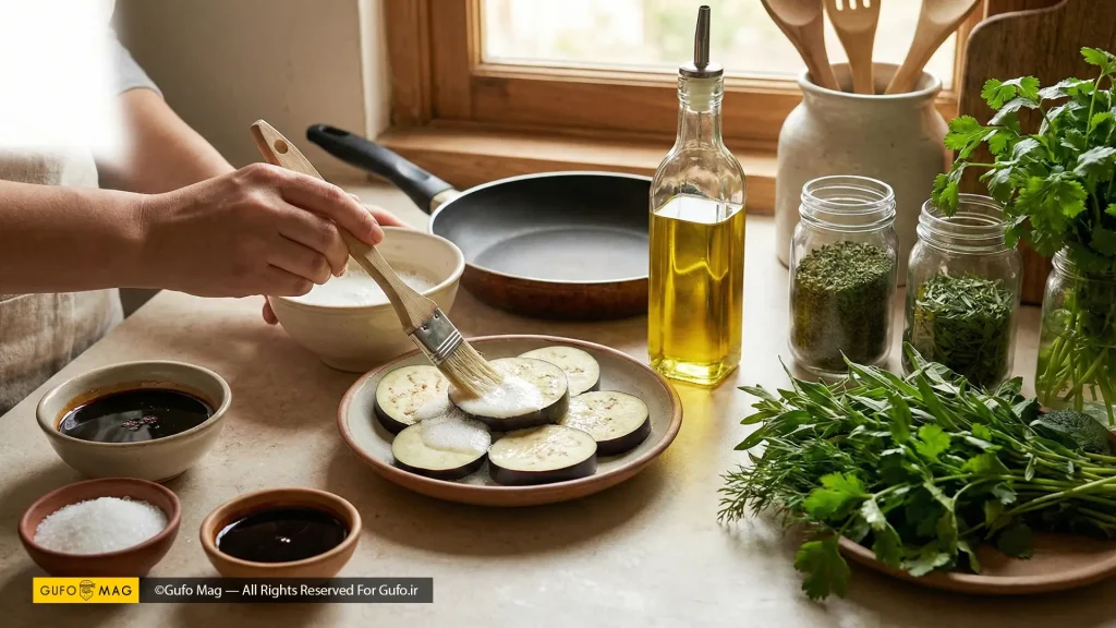 مالیدن لایه محافظ (سفیده تخممرغ) به بادمجان برای جذب کمتر روغن هنگام سرخکردن