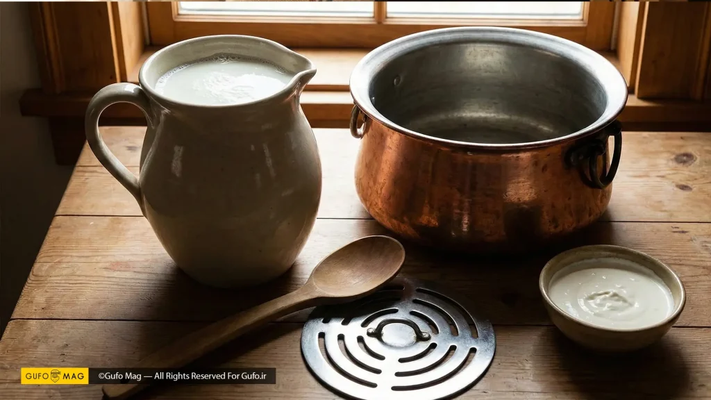 مواد و تجهیزات لازم برای تهیه سرشیر خانگی شامل شیر محلی، قابلمه مسی