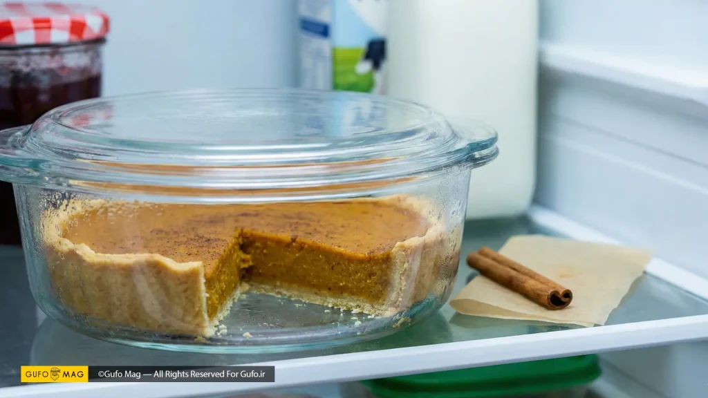 نگهداری تارت کدو حلوایی پختهشده در ظرف دربسته شیشهای داخل یخچال