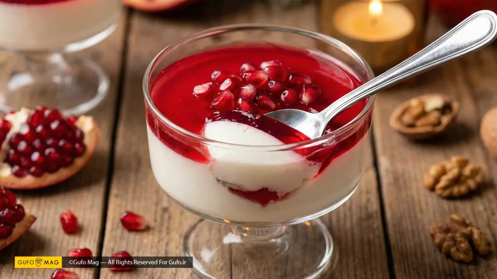 نمای نزدیک دسر پاناکوتای انار دو لایه