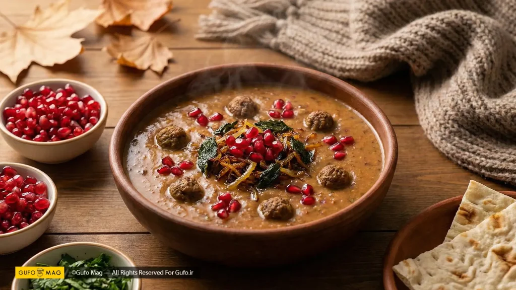 کاسه آش انار مجلسی با تزیین کوفته قلقلی و دانه‌های انار 