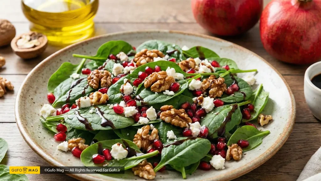 بشقاب سالاد اسفناج و انار تازه با تزئین گردو و پنیر