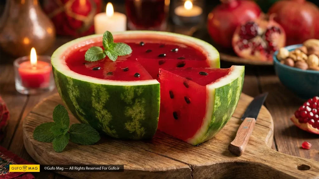 ژله هندوانهای مجلسی درون پوسته هندوانه با برشهای آماده، روی میز چوبی با تزئینات شب یلدا