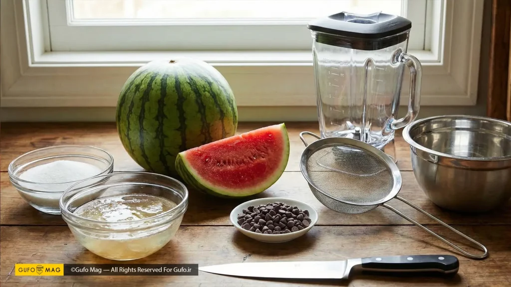 مواد لازم برای تهیه ژله هندوانهای شامل هندوانه، پودر ژلاتین، شکر و چیپس شکلات روی میز