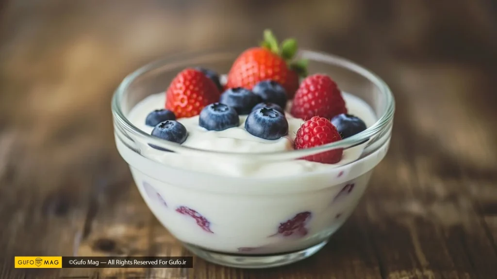 طرز تهیه ماست یونانی با توت‌ها