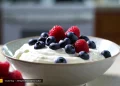 طرز تهیه ماست یونانی با توت