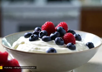 طرز تهیه ماست یونانی با توت