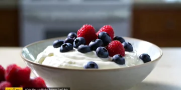 طرز تهیه ماست یونانی با توت