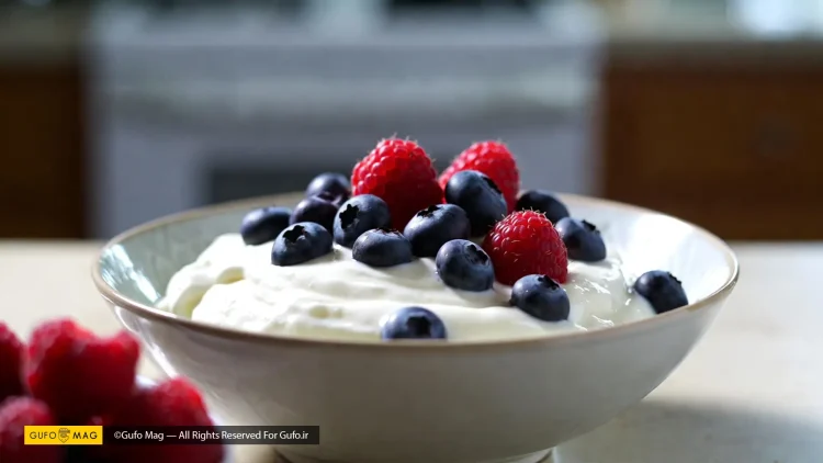 طرز تهیه ماست یونانی با توت